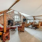 Semesterbostad Airy Hill Manor - The Penthouse