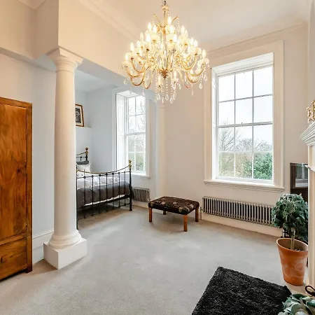 Semesterbostad Airy Hill Manor - The Penthouse