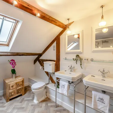 Airy Hill Manor - The Penthouse *