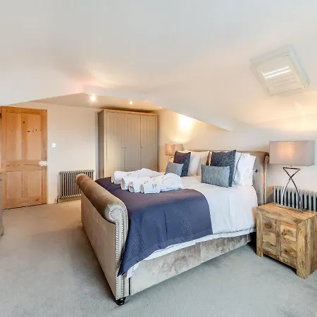 Airy Hill Manor - The Penthouse