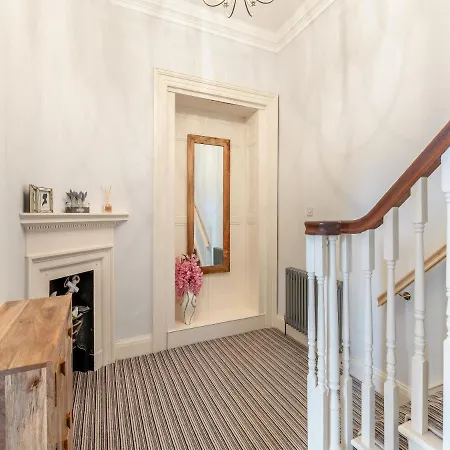 Airy Hill Manor - The Penthouse 度假居