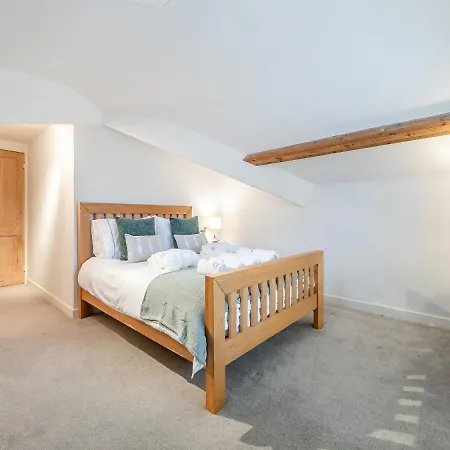 Airy Hill Manor - The Penthouse Holiday home