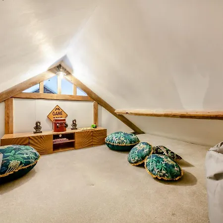 Airy Hill Manor - The Penthouse 惠特比