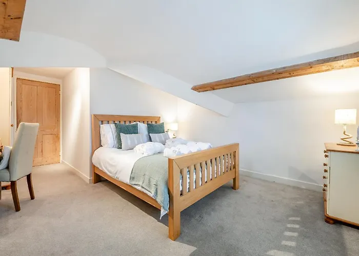 Airy Hill Manor - The Penthouse Holiday home