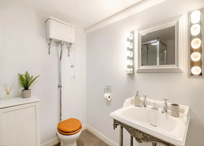 Airy Hill Manor - The Penthouse Holiday home Whitby