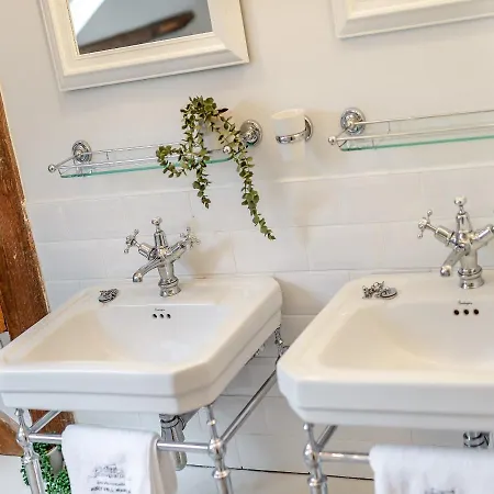 Airy Hill Manor - The Penthouse Holiday home *