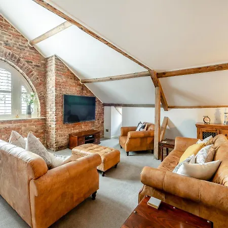 Airy Hill Manor - The Penthouse Holiday home Whitby
