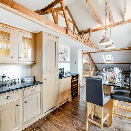 Airy Hill Manor - The Penthouse Feriehus *