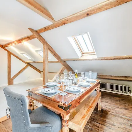 Airy Hill Manor - The Penthouse