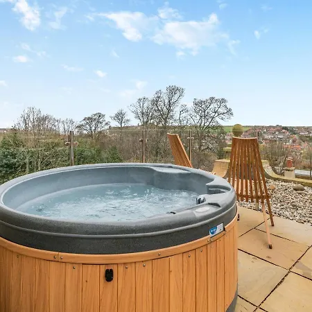 Airy Hill Manor - The Penthouse Holiday home Whitby