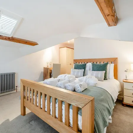 Airy Hill Manor - The Penthouse Whitby