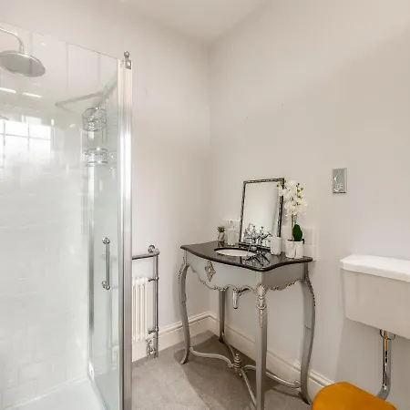 Airy Hill Manor - The Penthouse Уитби