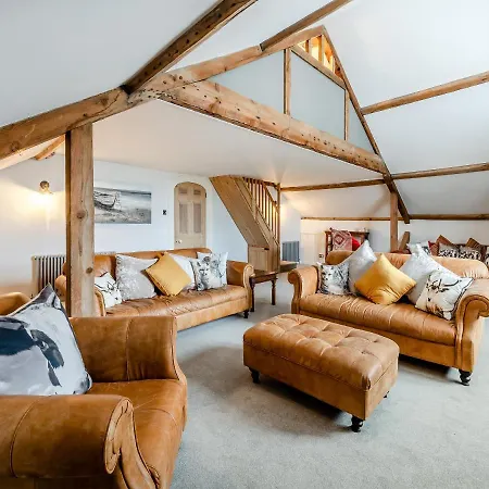 Airy Hill Manor - The Penthouse Уитби