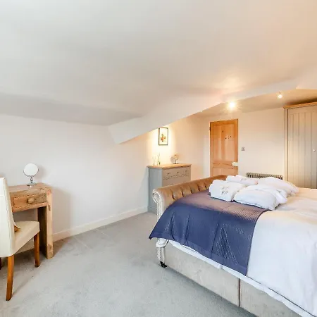 Airy Hill Manor - The Penthouse *