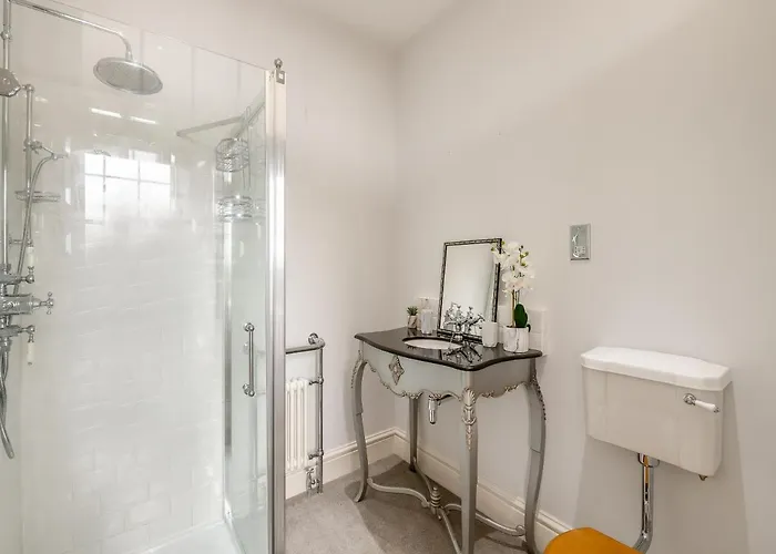 Airy Hill Manor - The Penthouse Whitby