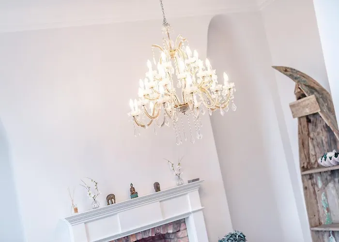 Airy Hill Manor - The Penthouse Holiday home