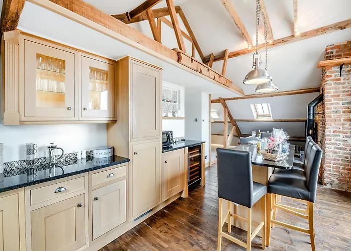 Airy Hill Manor - The Penthouse Holiday home *