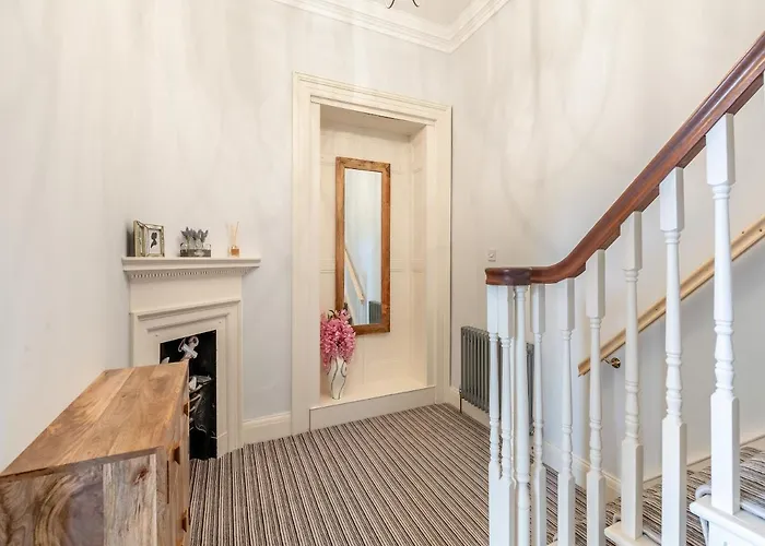 Airy Hill Manor - The Penthouse Holiday home